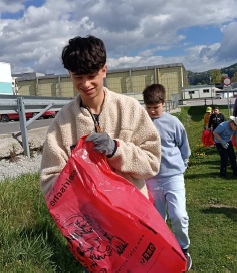 Schüler mit Müllsack