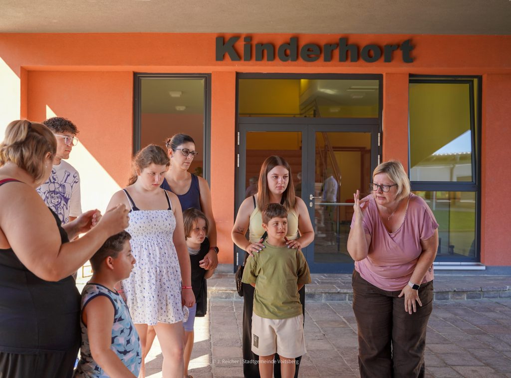 Schüler und lehrer stehen vor dem Hort